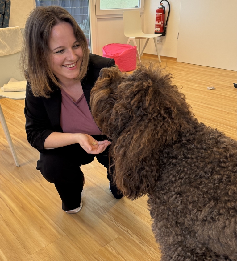 Jessica Rosenthal, MdB mit dem Therapiehund Brownie