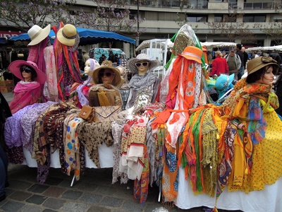 Bunter Kleidungsstand auf dem Flohmarkt