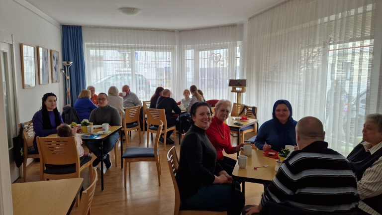 Eine muntere Frühstücksrunde im Nachbarschaftszentrum Friesdorf