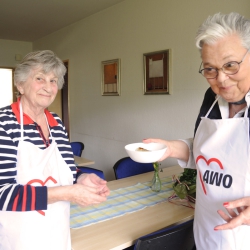 Zwei Seniorinnen bei der Zubereitung einer Speise