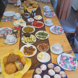 Ein bunt gedeckter Tisch beim Frauen-Frühstück