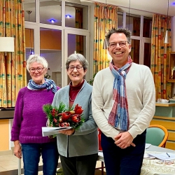 Jubilarehrung der Vorsitzenden, Christine Schmarsow, durch Kornelia Ebert und Dr. Stephan Eickschen